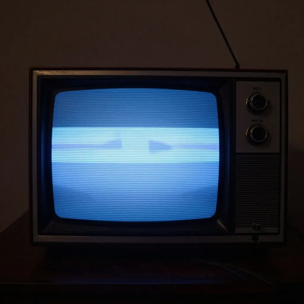 Старый телевизор с синим экраном — ретро минимализм